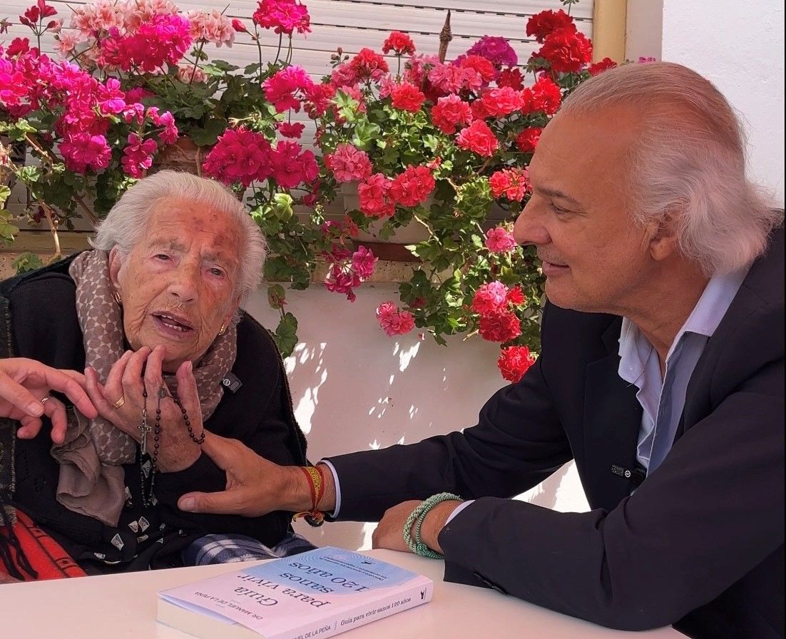 Teresa Fernndez Casado De 111 Aos Con El Dr Manuel De La Pea