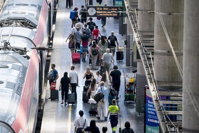 La Doble Cara Del 'Verano Joven': Hasta 90 % De Descuento En Trenes Mientras 1.400 Pueblos Se Quedan Sin Autobuses 1 Una Medida Celebrada Por Los Jóvenes, Pero Con Beneficios Concentrados En Las Grandes Ciudades
