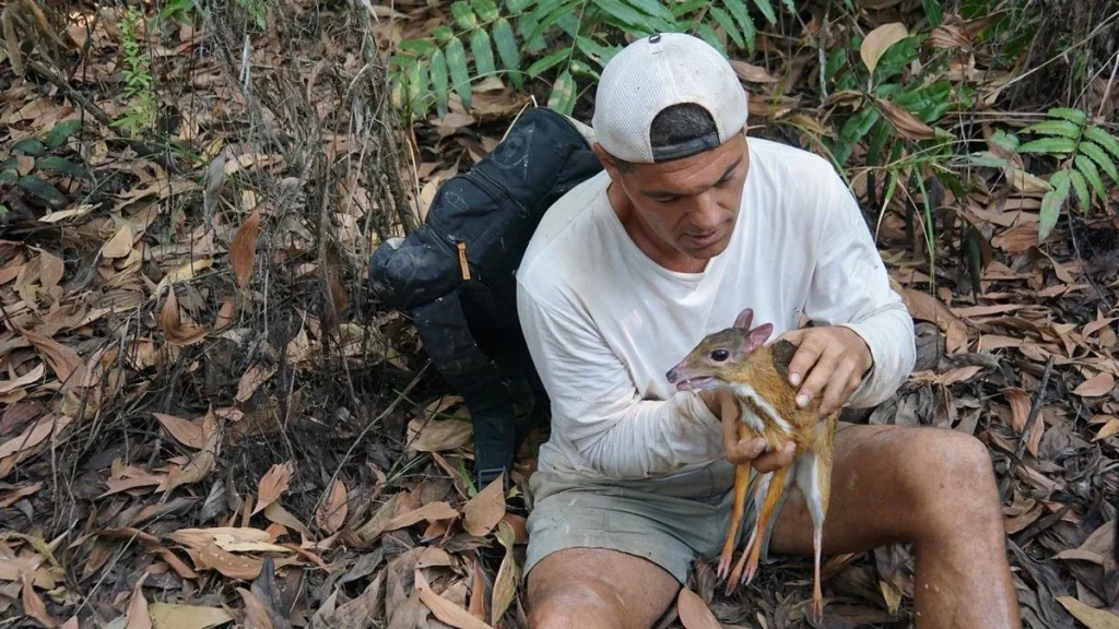 Frank Cuesta, De Héroe Animalista A Penitente Mediático: Mitomanía, Cárcel Y Redención En 'Prime Time' 1 Una Vida Entre Jaulas Reales Y Simbólicas: Del Activismo A La Celda En Tailandia