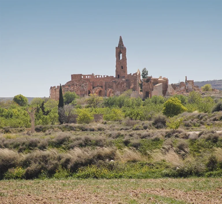 El pueblo ‘maldito’ de Aragón que resurgió de sus cenizas y ahora es una visita obligada cada verano