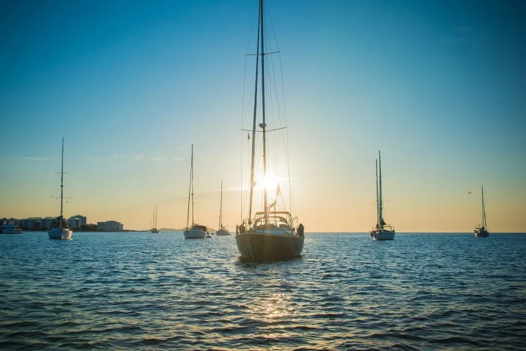 Vive una experiencia de lujo en Ibiza: alquila un barco privado con tus amigos