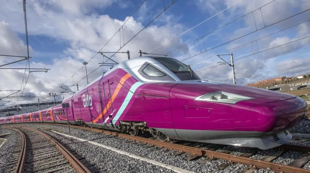 Renfe Obliga A Pasajeros A Viajar Tirados En El Suelo, Hacinados Y Sin Agua 1 Tren Avlo Renfe