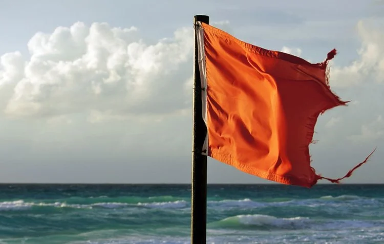 Implicaciones De La Bandera Naranja En Las Playas De España 1 Bandera Naranja En Las Playas De España Fuente: Freepik