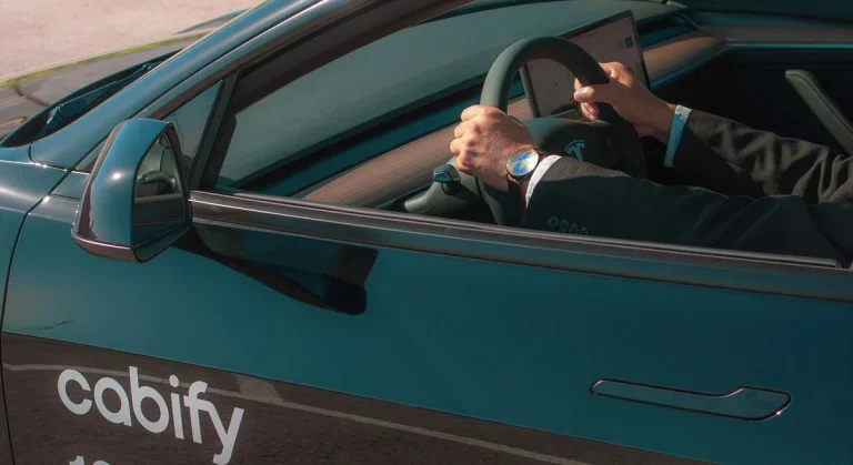 Cabify ‘empuja’ a los conductores de VTC a jornadas de más de 12 horas para cobrar suplementos