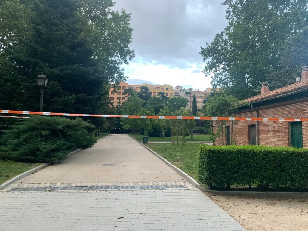 Los Madrileños No Entienden Los Cierres De El Retiro Por Calor: «Quieren Que Gastemos En Bares Para No Morirnos» 1 Cierre Del Parque El Retiro De Madrid