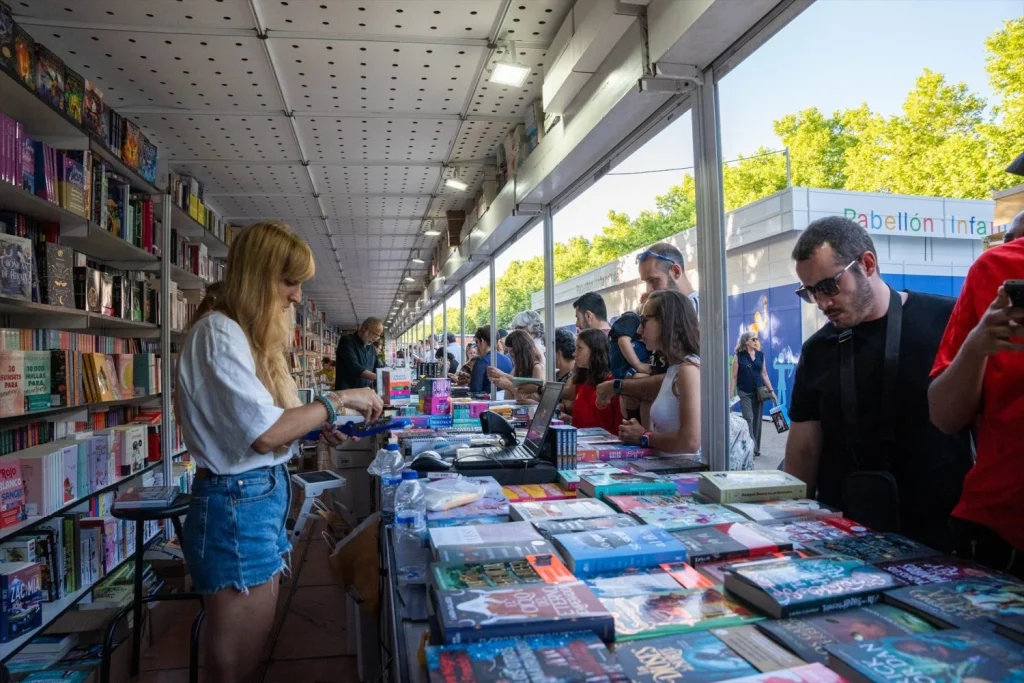 Los Cierres De El Retiro No Evitan Un Nuevo Capítulo Millonario De La Feria Del Libro De Madrid 2 Feria Del Libro 2025 Madrid El Retiro