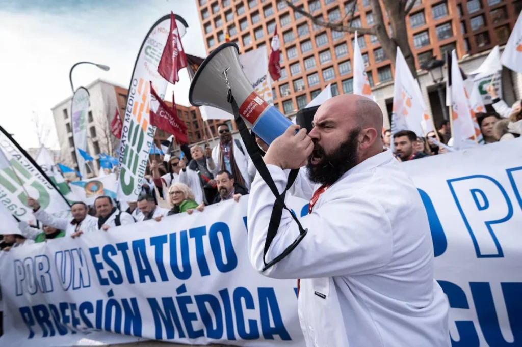 Coacciones Internas En Cataluña A Los Médicos Que Acuden A La Huelga General: «Estamos Al Límite» 2 Medicos Huelga Estatuto Marco