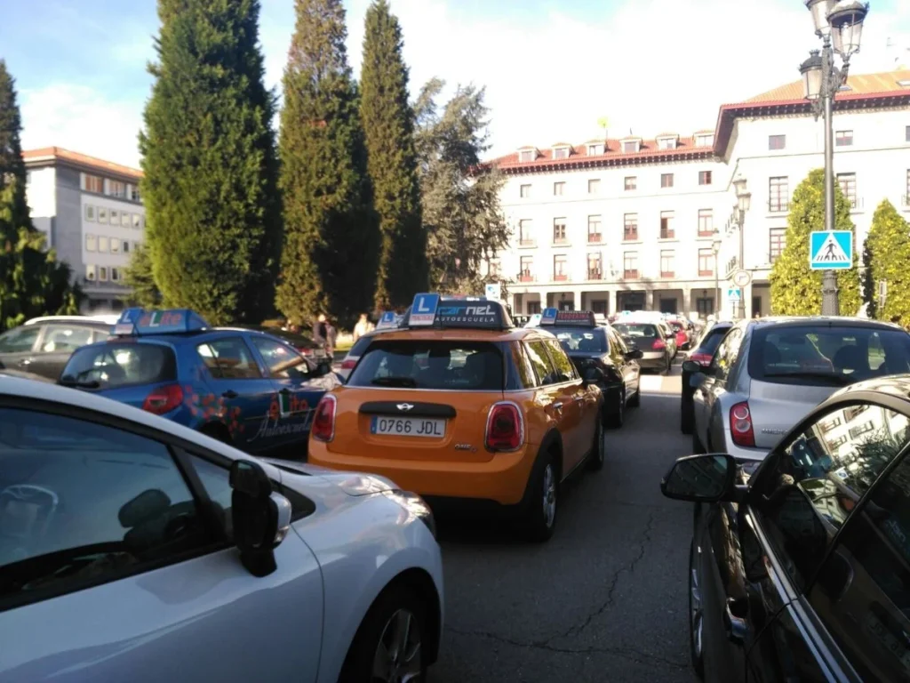 Situación Agónica Con Los Examinadores De Conducir De La Dgt: «Mi Profesor Está Enfadadísimo» 1 Un Coche De Autoescuela En Unas Prácticas Para El Examen De Conducir