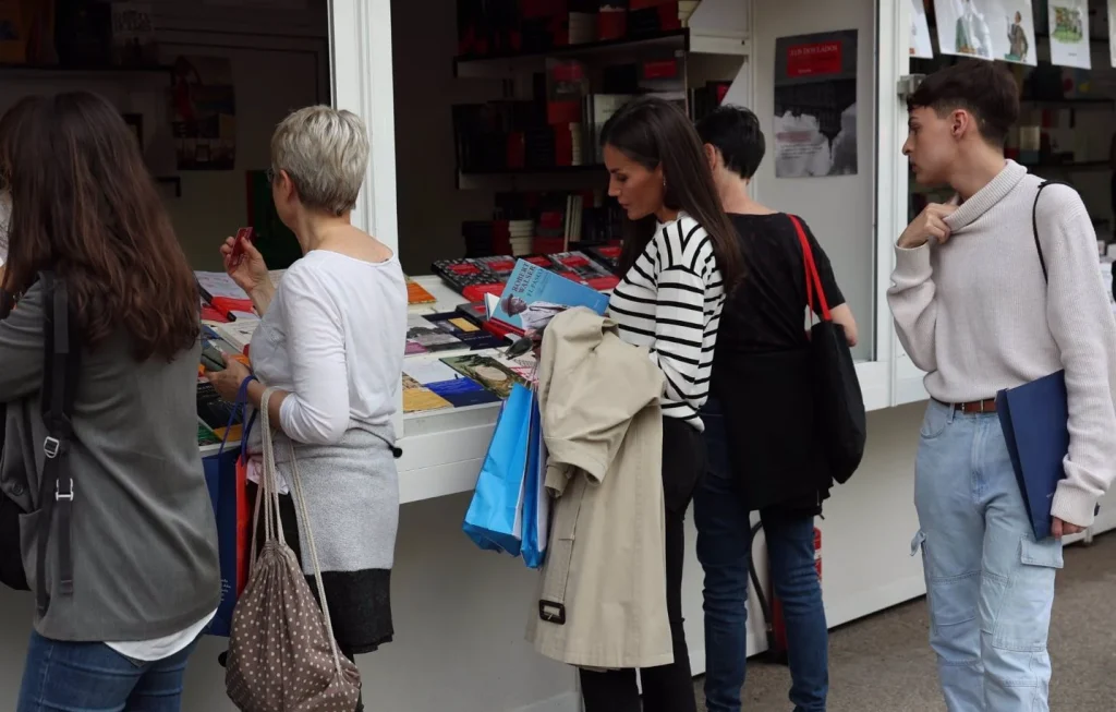 Los Cierres De El Retiro No Evitan Un Nuevo Capítulo Millonario De La Feria Del Libro De Madrid 1 La Reina Letizia En La Feria Del Libro De Madrid