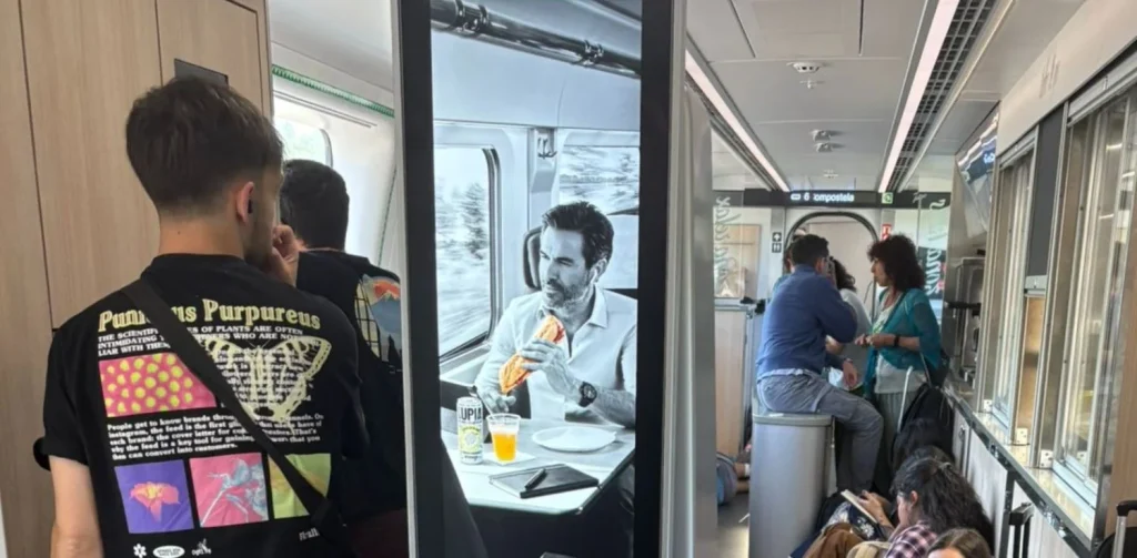 Renfe Obliga A Pasajeros A Viajar Tirados En El Suelo, Hacinados Y Sin Agua 2 Pasajeros De Renfe Sin Asiento En Un Avlo De Zamora Destino Chamartín