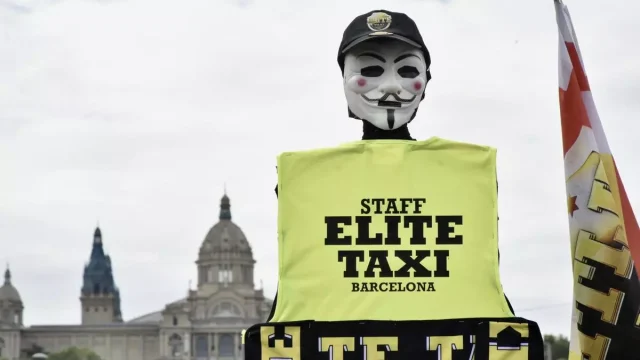 Taxistas De Barcelona Atacan Y Ridiculizan A Un Presentador Rtve Por Su Relación Con Uber