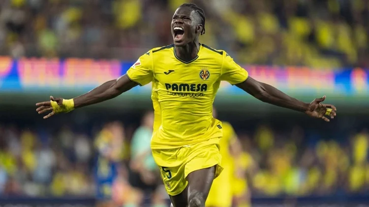 Álex Baena Fuerza Otro Pelotazo Del Villarreal Cf En La Premier 1 Thierno Barry Villarreal Cf Álex Baena