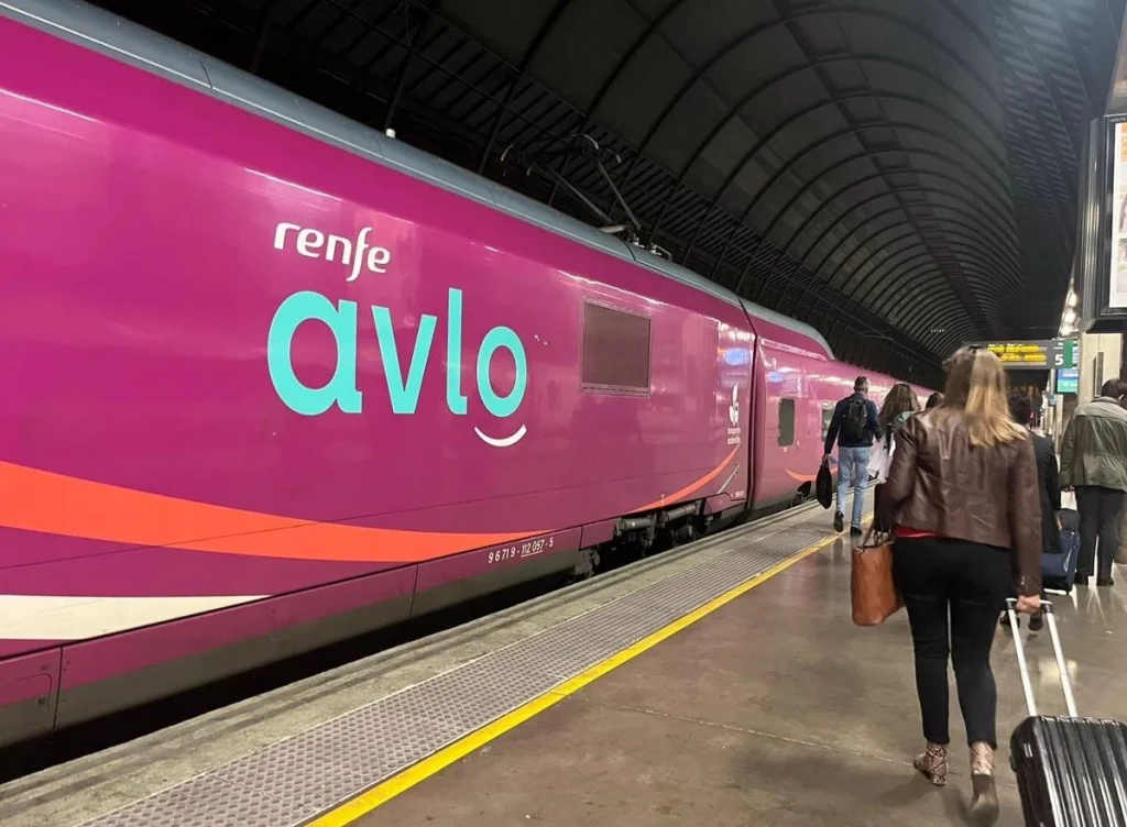 Renfe Obliga A Pasajeros A Viajar Tirados En El Suelo, Hacinados Y Sin Agua 3 Tren Avlo Renfe