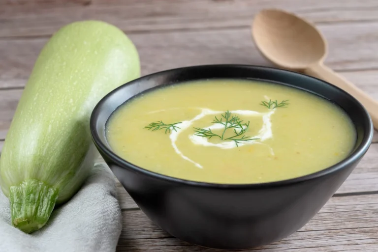 Esta crema de calabacín con un ingrediente “secreto” engaña hasta al paladar más exigente: tus hijos comerán verduras sin protestar