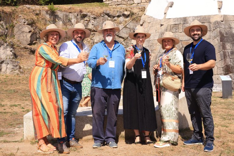 Éxito de ‘100 vinos, 100 libros’ en un enclave histórico junto al mar en las Rías Baixas