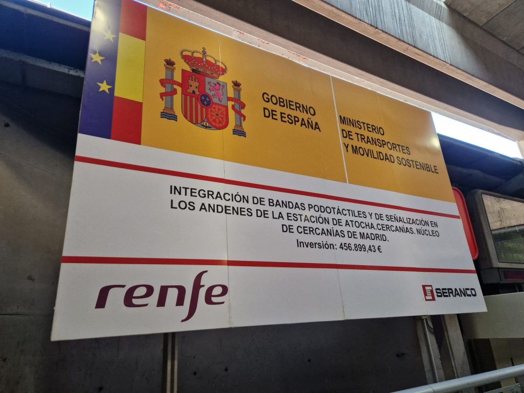 Desalojos Y Robos Siembran El Caos En Cercanías En Las Líneas Con Obras De 54 Millones De Euros 1 Uno De Los Carteles Informativos De Una De Las Obras En Cercanías