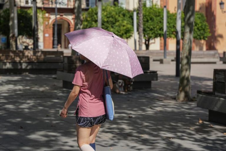 Avisos por fuerte calor y tormentas en casi toda España