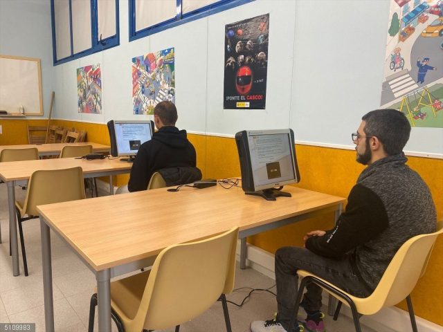 8.000 Personas Y 900 Examinadores De La Dgt: El Sistema Para Sacarse El Carnet Ya No Da Para Más