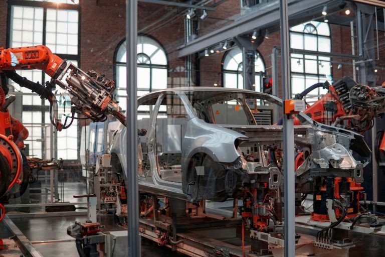 España debe incorporar más de 15.000 profesionales en logística y más de 5.000 en automoción ante el nuevo escenario industrial europeo