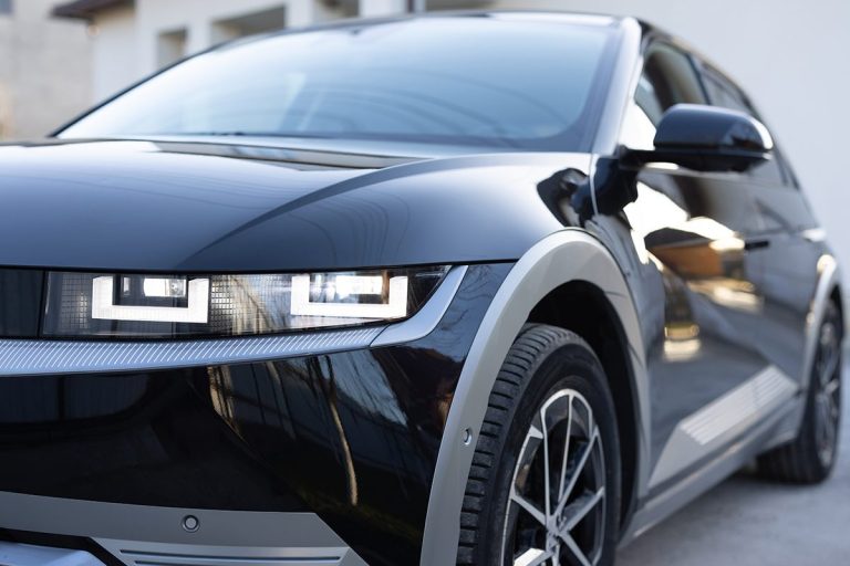 Así de fácil es controlar tu coche desde el móvil: todas las cosas que puedes hacer