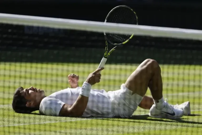Carlos Alcaraz sufre de lo lindo en Wimbledon: problema inesperado