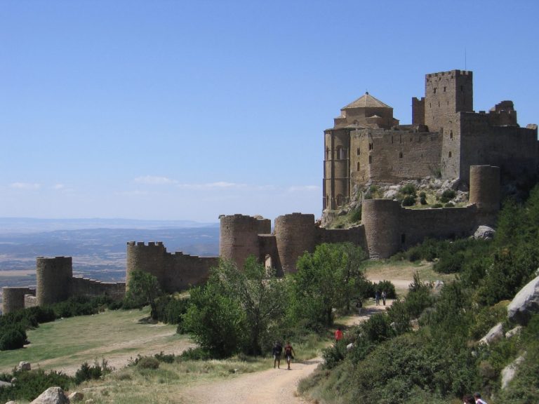 El castillo mejor conservado de Europa no está en Francia ni Alemania, sino en este pueblo de Huesca