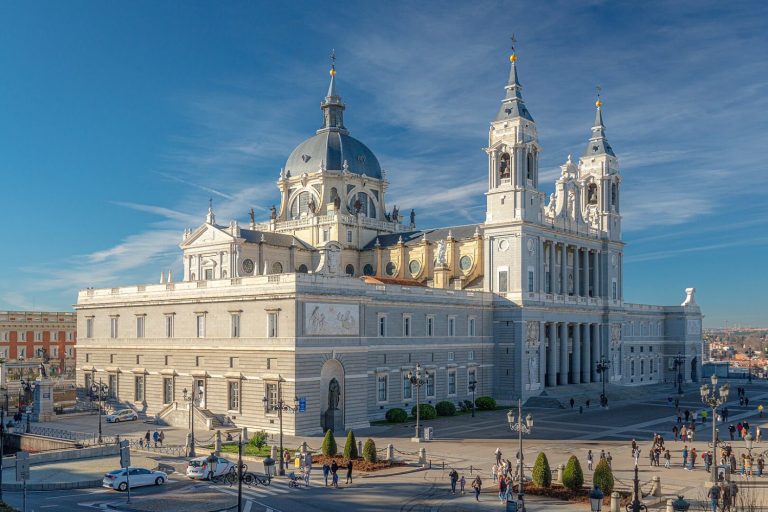 La única catedral del mundo con un campo de fútbol en su azotea