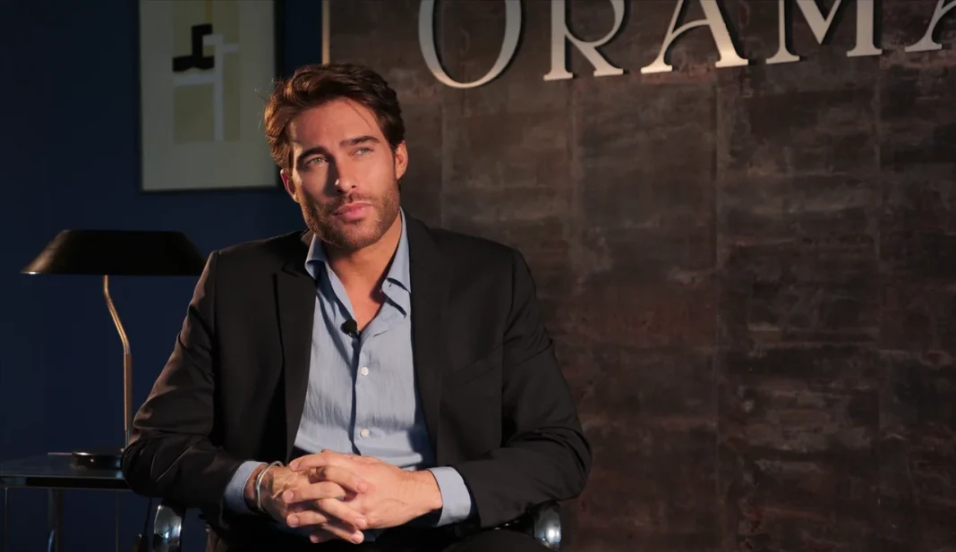 César entra en la casa… y en la cabeza de todos
