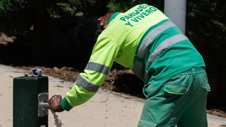 El Ministerio de Trabajo explica con qué alertas meteorológicas se suspende la jornada laboral