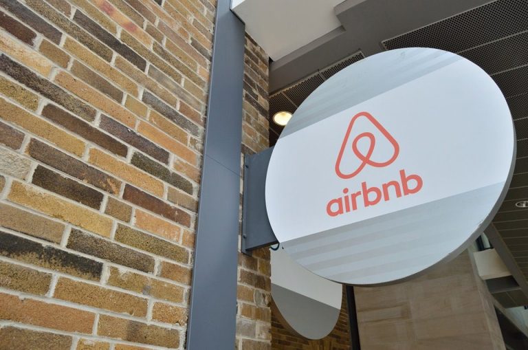 El nuevo registro de pisos turísticos de Airbnb o Booking arranca con confusión, burocracia y quejas