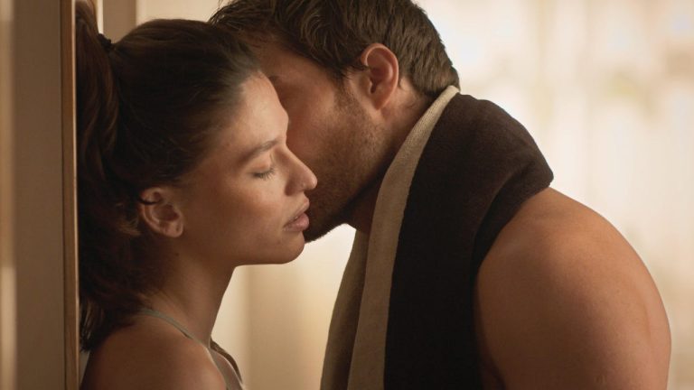 El primer paso hacia lo inevitable entre Amanda y Cesar en ‘La Encrucijada’ 