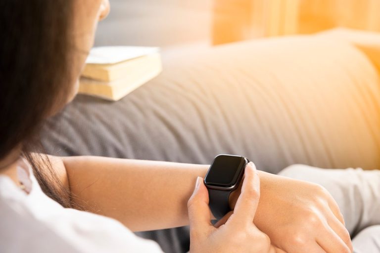 El truco fácil para controlar la televisión con el reloj y hacer de todo sin necesidad de mando a distancia
