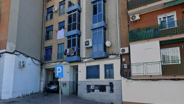 Fin A Los Okupas Del ‘Edificio Azul’ De Vallecas: Dinero De Por Medio, Un Arrestado Y Solo Un Inquilino Pagando