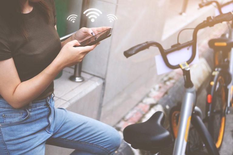 La Policía Nacional avisa a los españoles que acceden a redes WiFi públicas: Hay que fijarse en estas letras