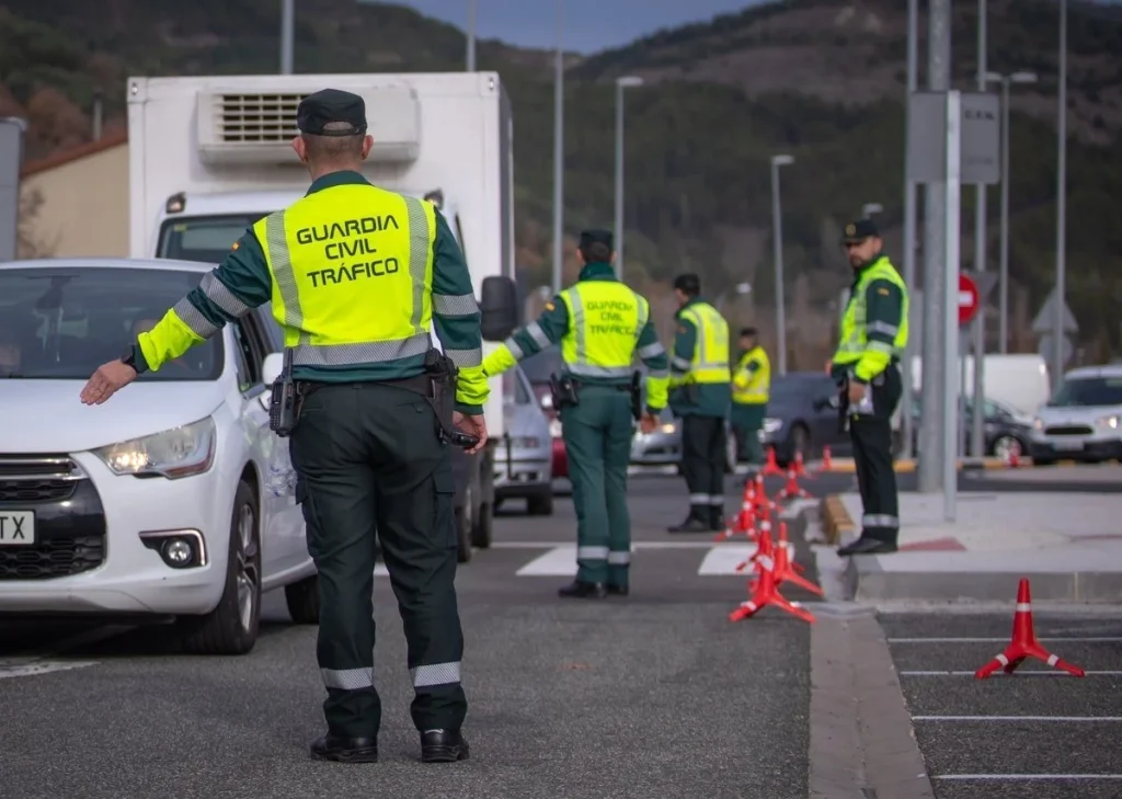 La Luz V-16 Sustituirá A Los Triángulos De Emergencia Y Muchos Conductores Aún No Lo Saben