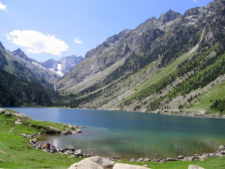 El destino de montaña que esconde un lago de color esmeralda, ideal para una escapada en agosto