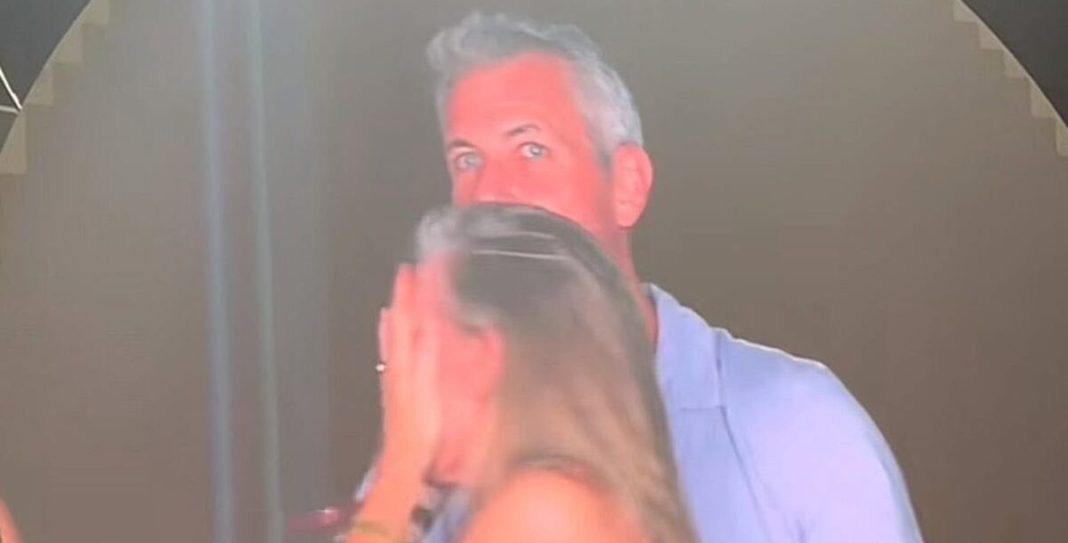Las consecuencias reales del momento viral del «kiss cam» en el concierto de Coldplay