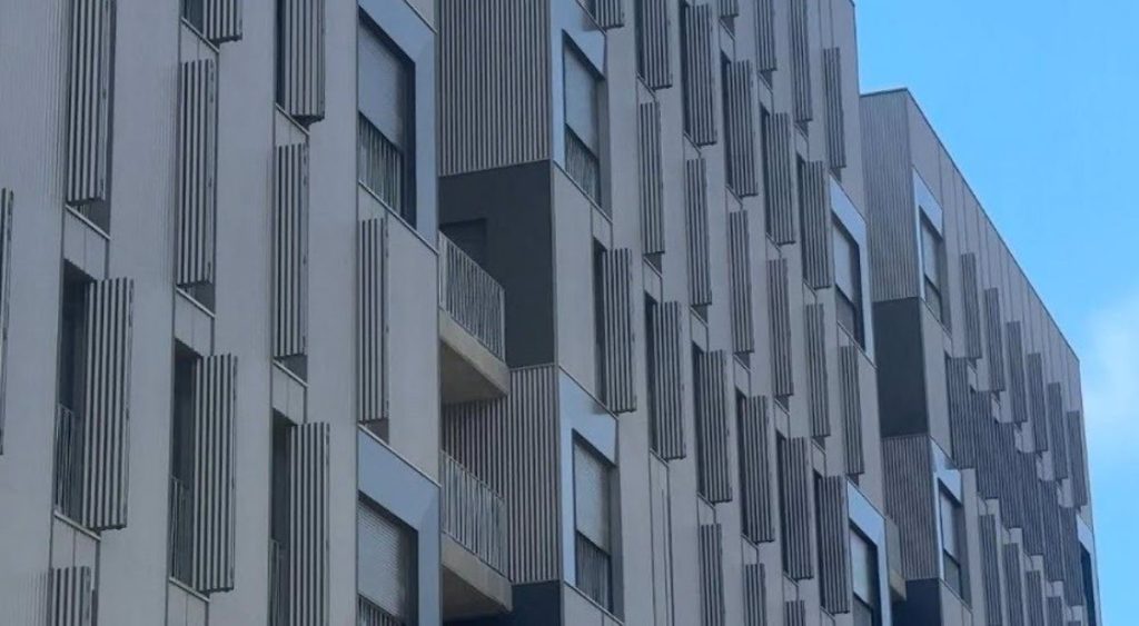 Barcelona Monta En 10 Días Un Bloque De Pisos Públicos Con Terraza Para Jóvenes Y Familias: Rápido, Barato Y Con Menos Impacto 2 Las Viviendas, En Régimen De Alquiler, Incluyen Zonas Comunes, Terrazas Y Servicios Compartidos