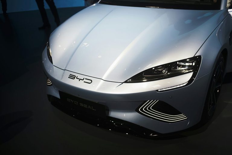Los coches de BYD ya pueden aparcar solos y sin conductor