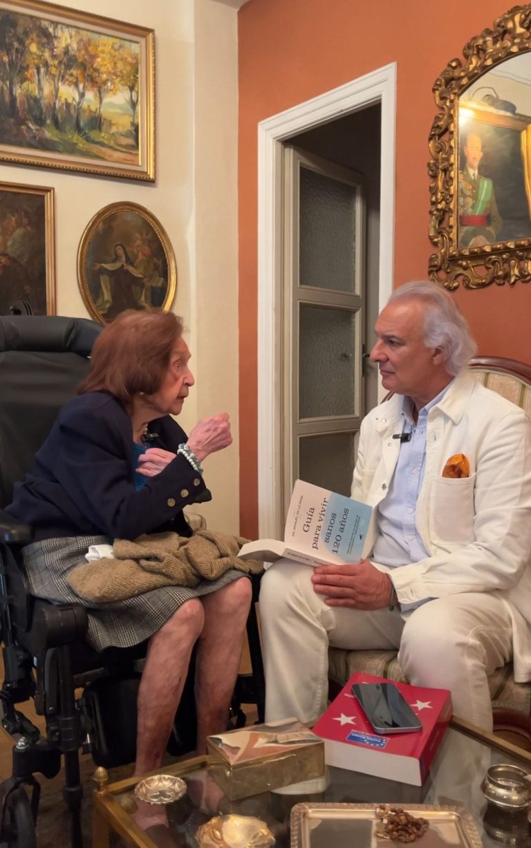 Mercedes cumple 107 años con marcapasos y una mente imbatible, de la mano del doctor de la Peña