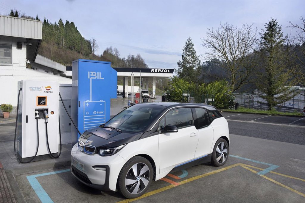 El Coche Eléctrico Se Queda Atrás En España Con Cargadores Fuera De Servicio Y Una Red Insuficiente 5 ¿Movilidad Eléctrica Para Todos? Solo Si Tienes Garaje