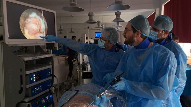 ¿Dolor lumbar, ciática o estenosis? Descubre la cirugía mínimamente invasiva que lo soluciona