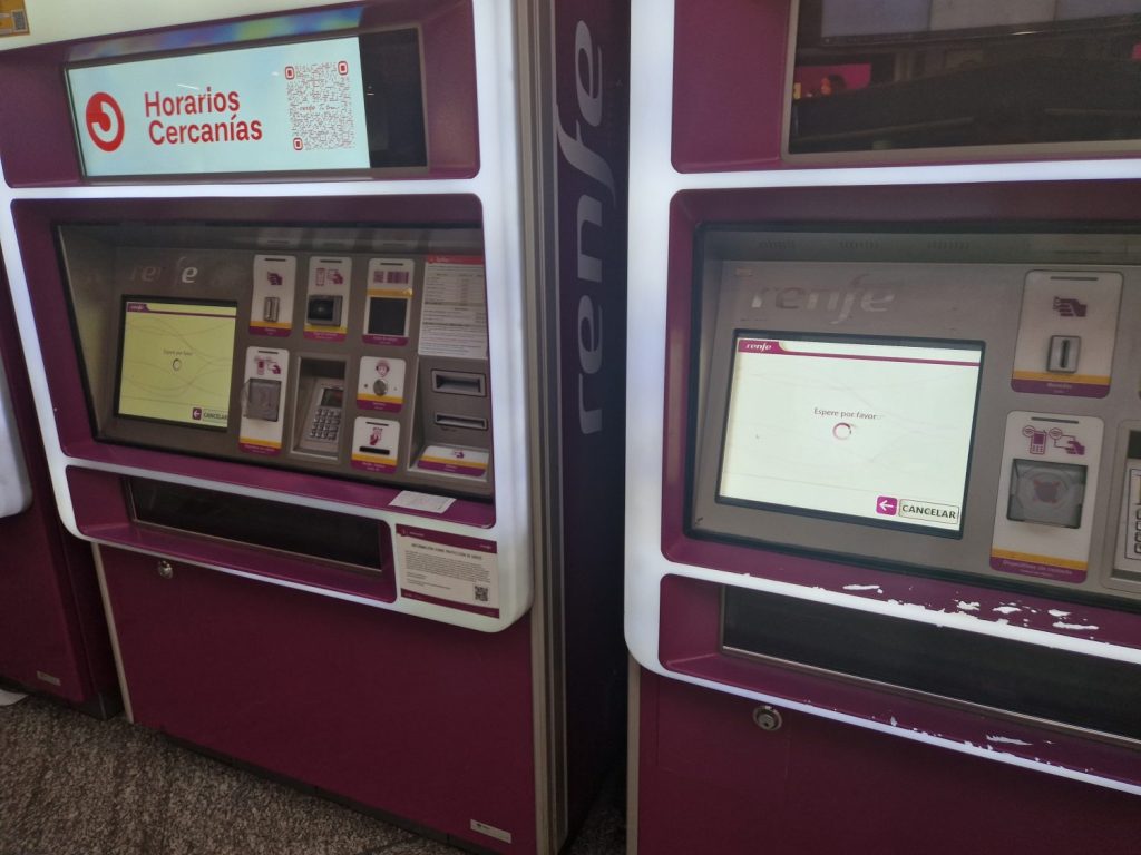 El Infierno De La Renfe De Atocha: Obras, Desinformación Y Terminales Rotos 3 Terminales De Compra De Billetes Bloqueados En La Estación De Atocha