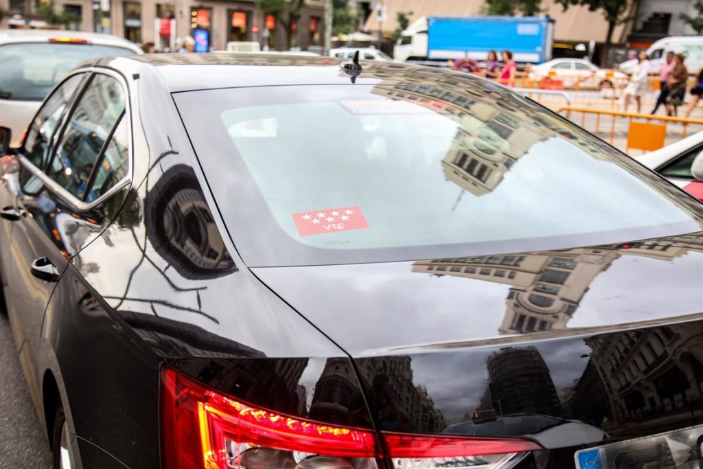 Un Coche Con Licencia Vtc -Uber O Cabify- Circula Por Madrid