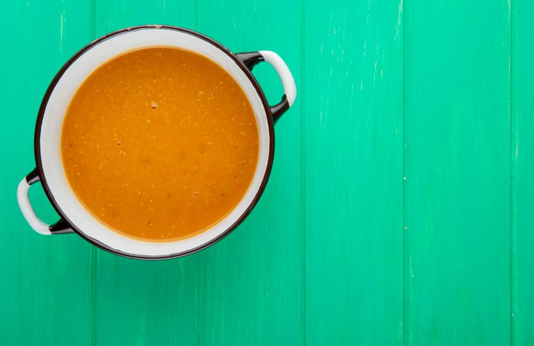 El ingrediente secreto de la abuela para un caldo de cocido cristalino y sin grasa