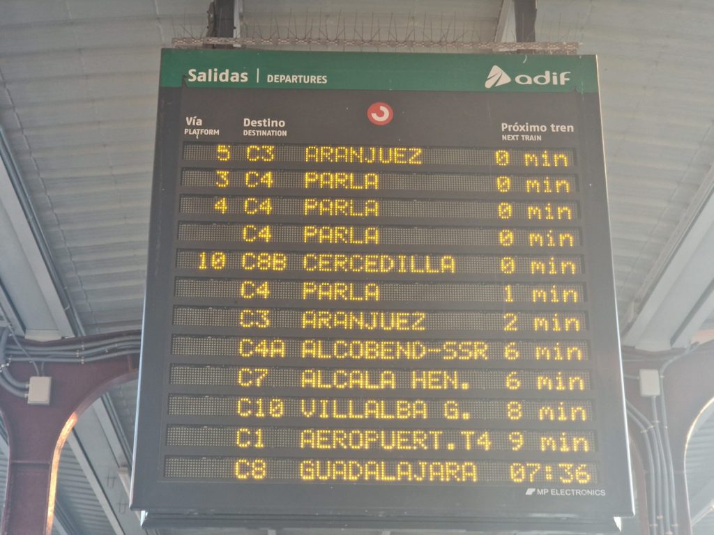 Desalojos Y Robos Siembran El Caos En Cercanías En Las Líneas Con Obras De 54 Millones De Euros 3 Paneles Confusos En La Estación De Chamartín