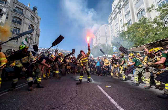 «Compramos Papeletas Para La Rifa Del Cáncer»: Los Bomberos Forestales De Madrid, En Huelga Por Sus Condiciones Laborales