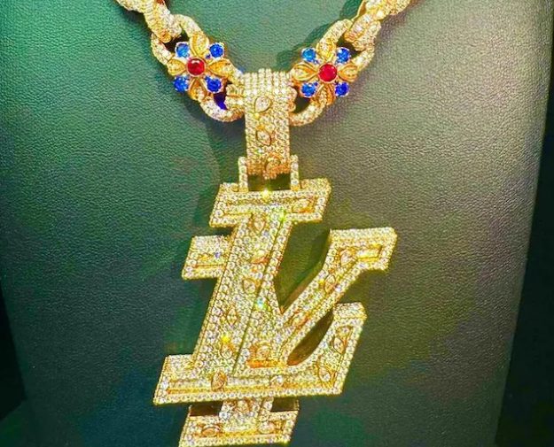 Una joya personalizada para Lamine Yamal con mensaje y origen