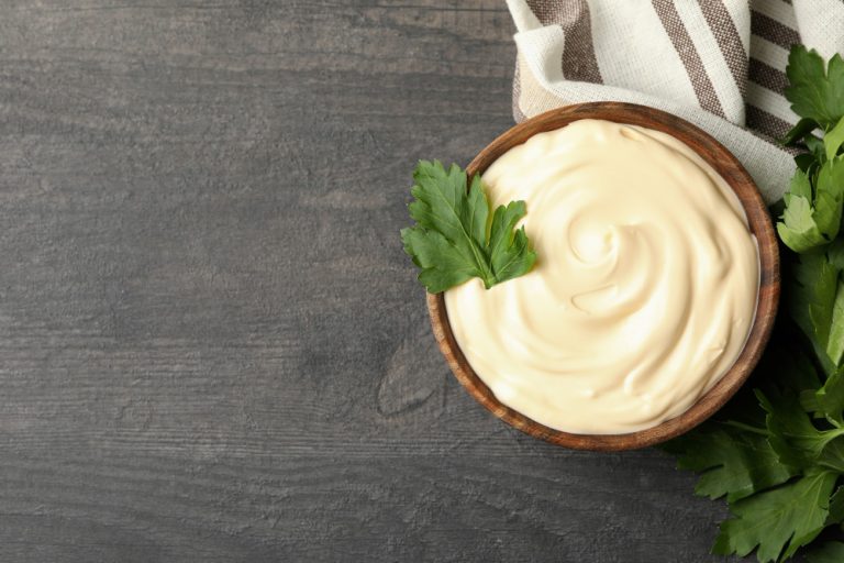 «No tires el agua de los garbanzos»: el secreto vegano para hacer una mayonesa sin huevo