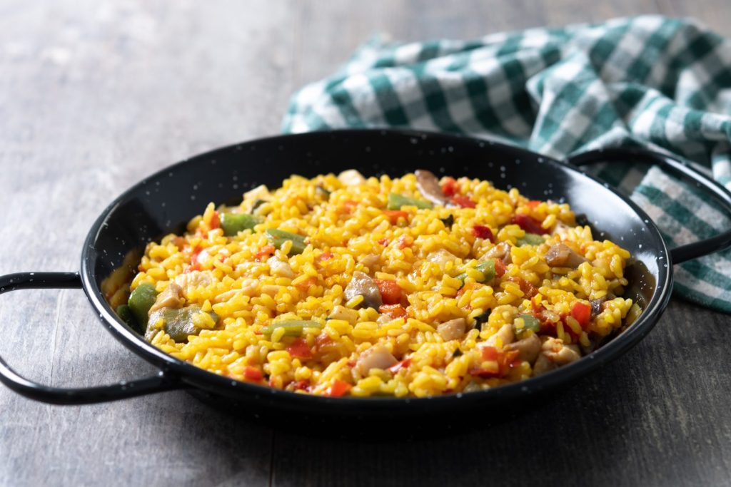 La Paella Valenciana Original No Llevaba Marisco: Estos Son Los 10 Únicos Ingredientes Que Acepta La Receta Canónica 2 El Trío De Oro: Arroz, Aceite Y Azafrán, La Santísima Trinidad Del Sabor